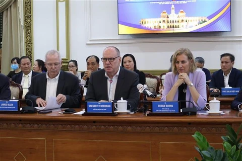 Ciudad Ho Chi Minh analiza cooperación socioeconómica con empresas estadounidenses