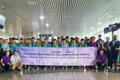 Selección vietnamita de fútbol llega a Camboya para SEA Games 32