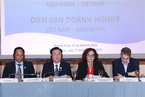 Titular del Parlamento vietnamita asiste al Foro empresarial Vietnam-Argentina