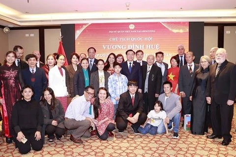 Titular del Parlamento vietnamita se reúne con compatriotas en Argentina