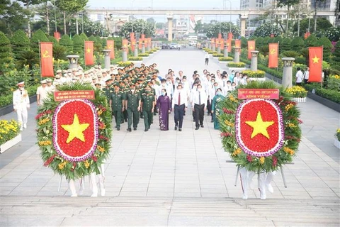 Dirigentes de Ciudad Ho Chi Minh rinden homenaje a héroes y mártires 