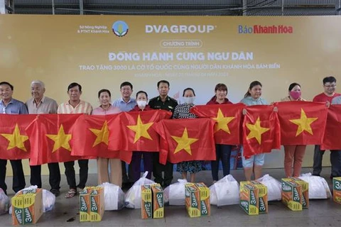Otorgan tres mil banderas nacionales a pescadores en Truong Sa (Spratly)
