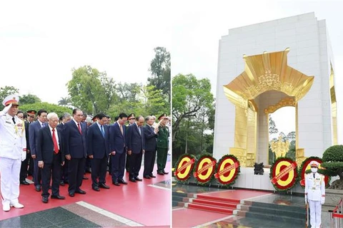 Dirigentes del Partido y Estado de Vietnam rinden homenaje al Presidente Ho Chi Minh 