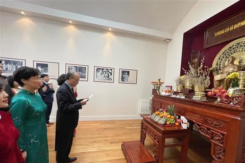 Vietnamitas en Francia honran a reyes Hung y Presidente Ho Chi Minh