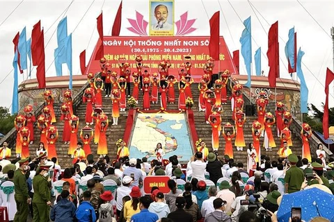 Organizan acto de izamiento de bandera por reunificación nacional de Vietnam