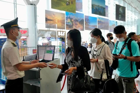 Aumenta número de pasajeros y vuelos internacionales en aeropuerto de Noi Bai