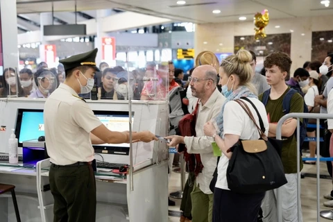 Viajeros a través del aeropuerto internacional de Noi Bai aumentaron en días feriados