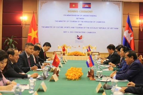 Vietnam y Camboya por fortalecer cooperación en turismo  