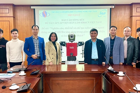 Presentan robot humanoide inteligente “hecho en Vietnam”