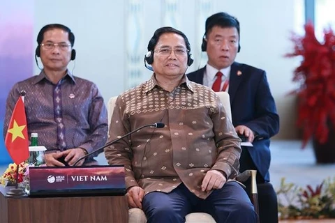 Premier vietnamita asiste a reunión restringida de la 42ª Cumbre de ASEAN