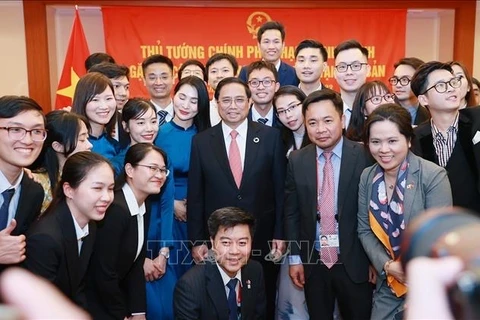 Premier de Vietnam se reúne con compatriotas en Japón