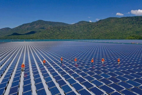 Vietnam acelera concesión de licencias de operación a instalaciones eólicos y solares 