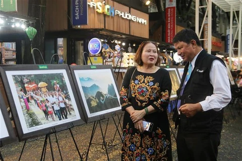 Efectúan en Vietnam exhibición fotográfica “Budismo con paz”