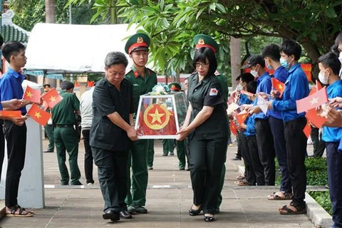 Entierran restos de combatientes voluntarios vietnamitas caídos en Camboya