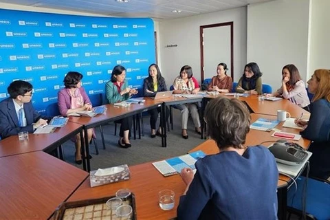 Delegación de Unión de Mujeres de Vietnam realiza visita de trabajo a Francia