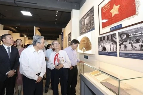 Inauguran en Hanoi exposición sobre emulación patriótica a través del tiempo