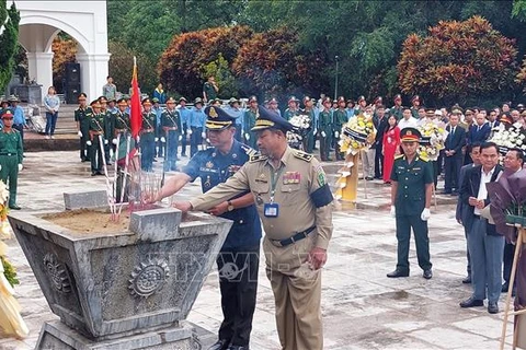 Entierran restos de soldados voluntarios vietnamitas caídos en Laos y Camboya