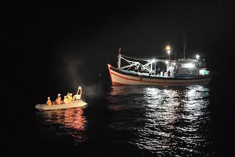 Rescatan a marinero enfermo en mar vietnamita