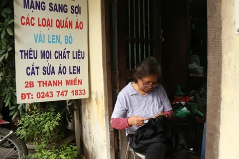 Rara artesana que remienda recuerdos en Hanoi