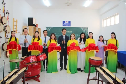 Japón dona equipos musicales a colegio vietnamita