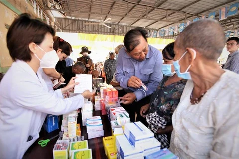 Médicos vietnamitas ofrecen chequeos médicos gratuitos para personas necesitadas en Camboya