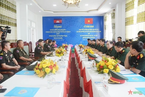 Vietnam entrega equipos de laboratorio de petróleo a ejército de Camboya