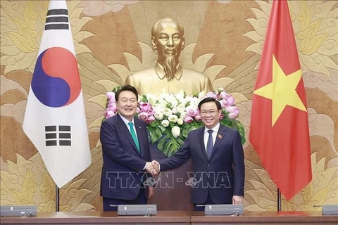  Titular del Parlamento vietnamita sostiene encuentro con presidente surcoreano 