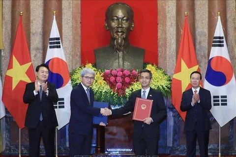 Vietnam y Corea del Sur intercambian 17 documentos de cooperación en diversos campos