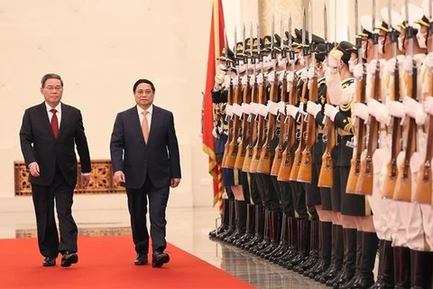 Primer ministro de China preside acto de bienvenida a su homólogo vietnamita