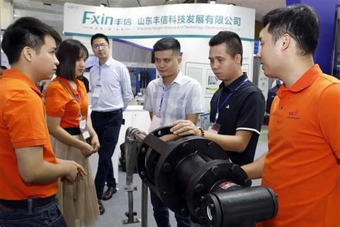 Más de un centenar de empresas extranjeras participan en exposición sobre energía en Hanoi