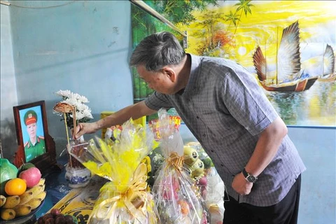 Delegación del Ministerio de Seguridad Pública visita familias de mártires en ataques en Dak Lak