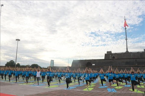Más de mil personas participan en el noveno Día Internacional del Yoga en Thua Thien-Hue