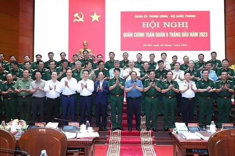 Premier vietnamita alaba aportes del Ejército al desarrollo nacional