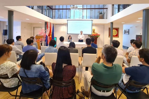 Intelectuales vietnamitas en los Países Bajos discuten sobre TI y cambio climático