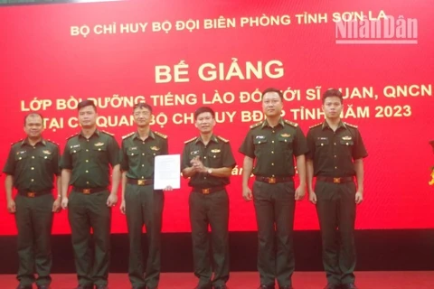 Concluye curso de idioma laosiano para oficiales y soldados guardafronteras en Son La