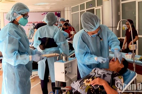 Más de cuatro mil pobres en provincia vietnamita reciben chequeos médicos gratuitos