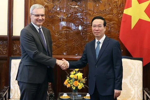 Presidente vietnamita recibe al embajador saliente de Francia