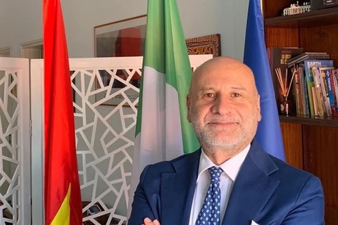 Embajador de Italia en Vietnam condecorado con distinción vietnamita