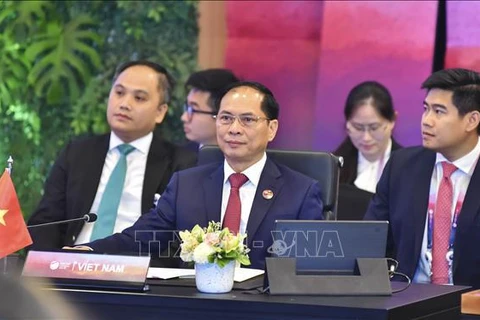 Vietnam asiste a reuniones de ministros de Relaciones Exteriores de ASEAN+1 