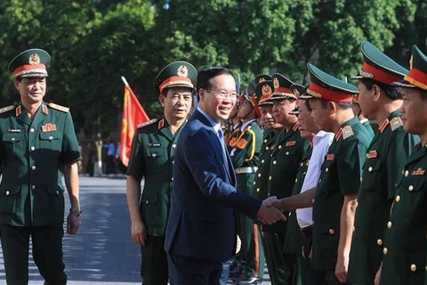 Presidente vietnamita inspecciona misiones de defensa en la Región Militar 2