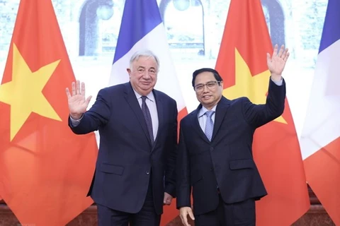 Dirigentes vietnamitas felicitan a Francia por Día Nacional