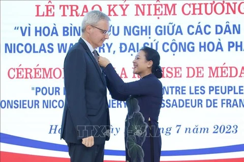 Embajador francés recibe distinción vietnamita por sus aportes a nexos bilaterales