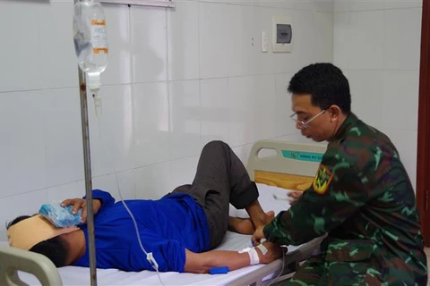 Centro médico de Truong Sa salva a un pescador en apuros