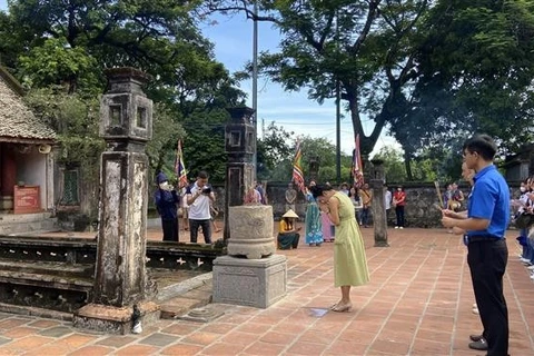 Participantes en Campamento Veraniego de Vietnam 2023 rinden homenaje a antepasados