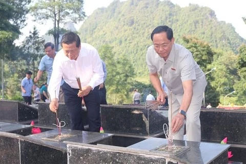 Vicepresidente de Parlamento vietnamita visita a familiares de inválidos y mártires 