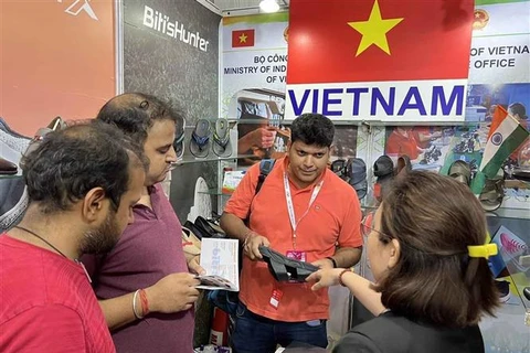 Empresas vietnamitas promocionan productos de calzado en la India