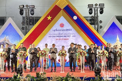 Inauguran Feria Comercial Vietnam - Laos 2023 en Vientiane