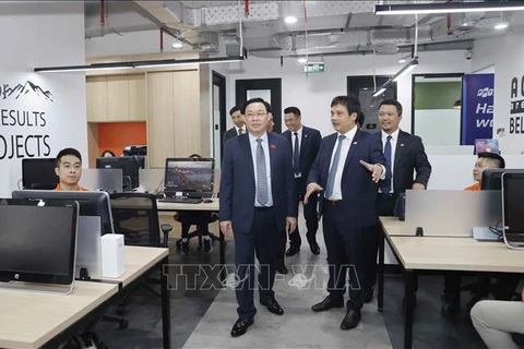 Titular del órgano legislativo vietnamita visita oficina de FPT en Indonesia