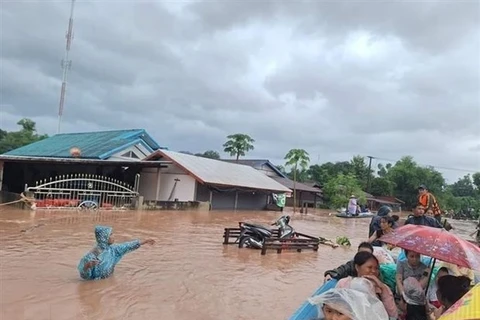 Buscan un chofer vietnamita desaparecido en deslizamiento de tierra en Laos