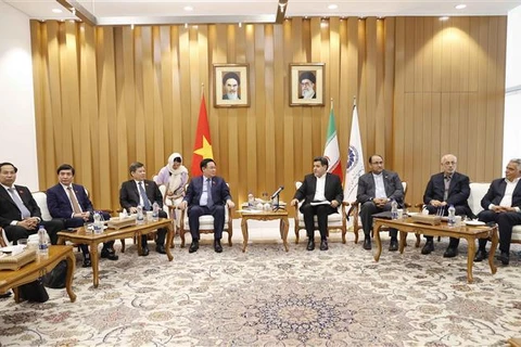 Máximo dirigente legislativo de Vietnam recibe a funcionario iraní 